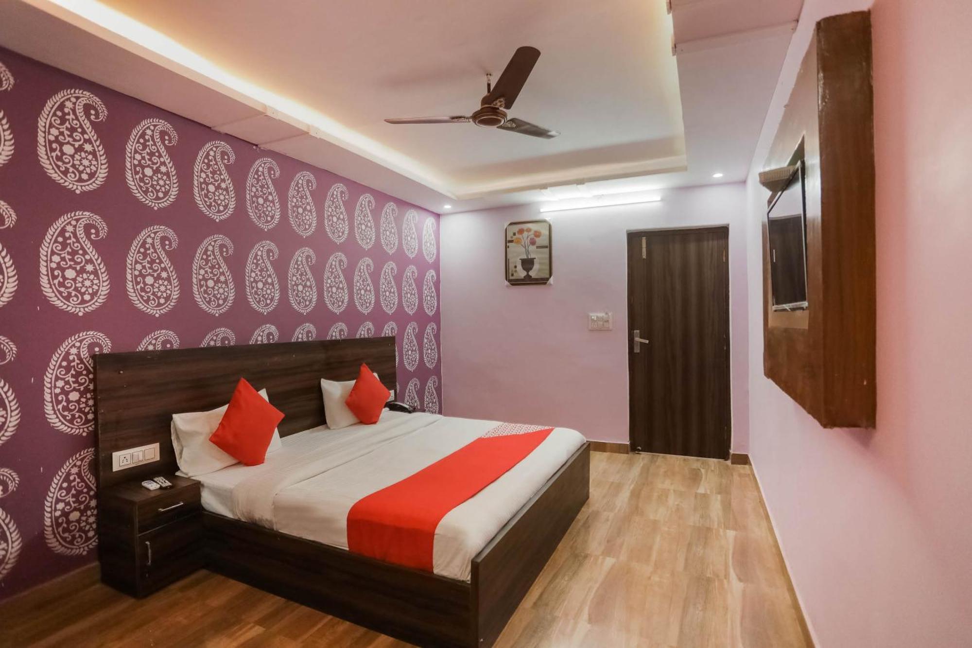 โอโย 75701 เรด เวลเว็ต รูม แอนด์ แบงเคว็ต Hotel ฟารีดาบัด ภายนอก รูปภาพ